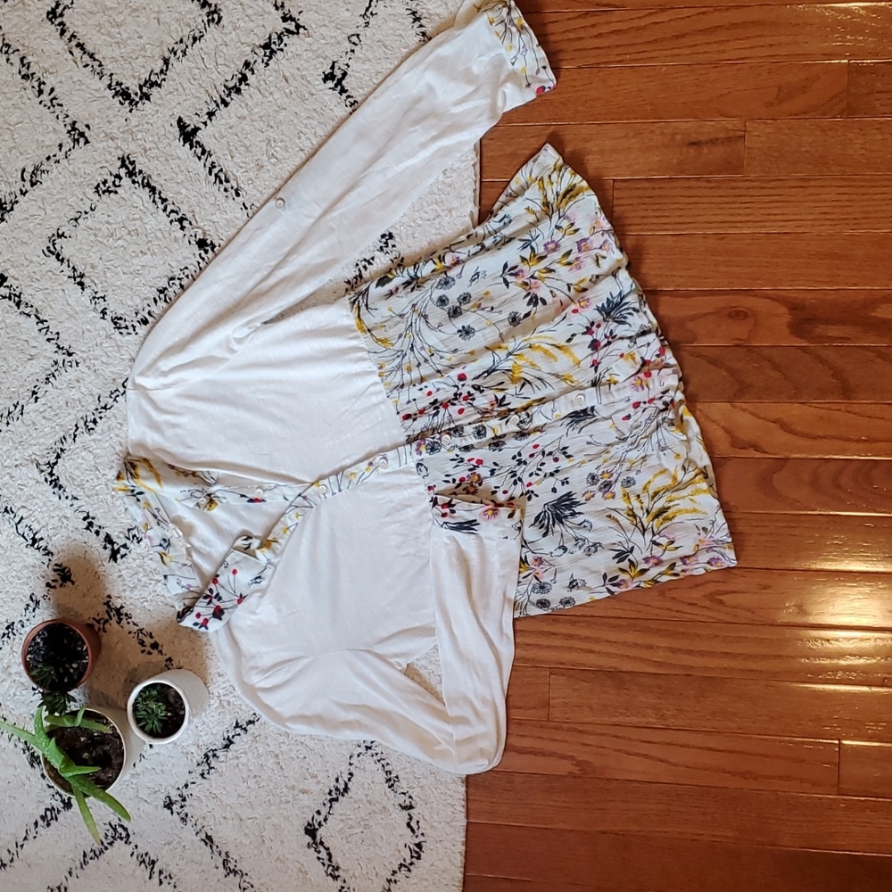 DONATING 2/7 White Floral Long Sleeve Button Front